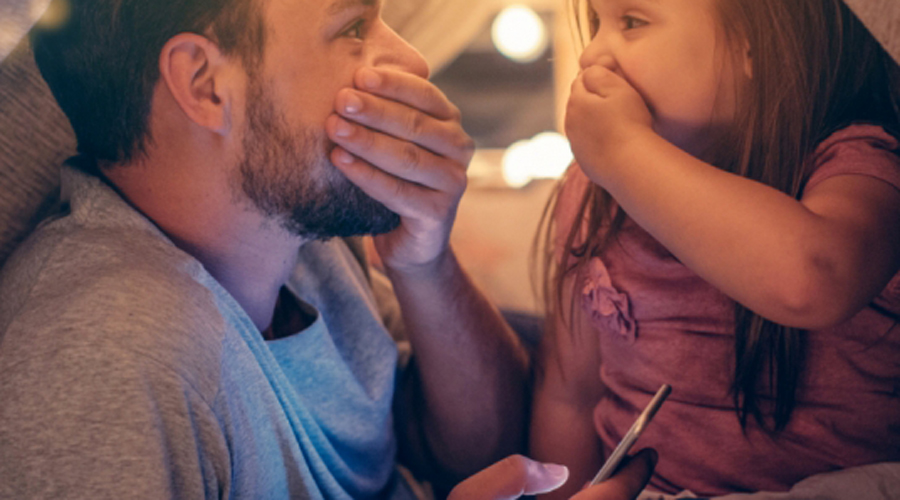 Un pare i una filla trucant al 121 d'Andorra Telecom que connecta amb el Pare Noël i els Reis Mags