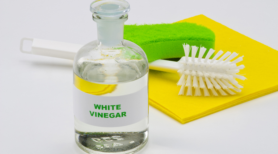 Una ampolla amb vinagre de neteja