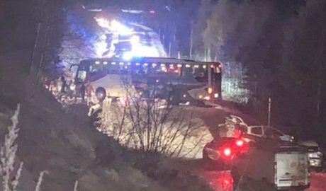 L'autobús travessat a la carretera