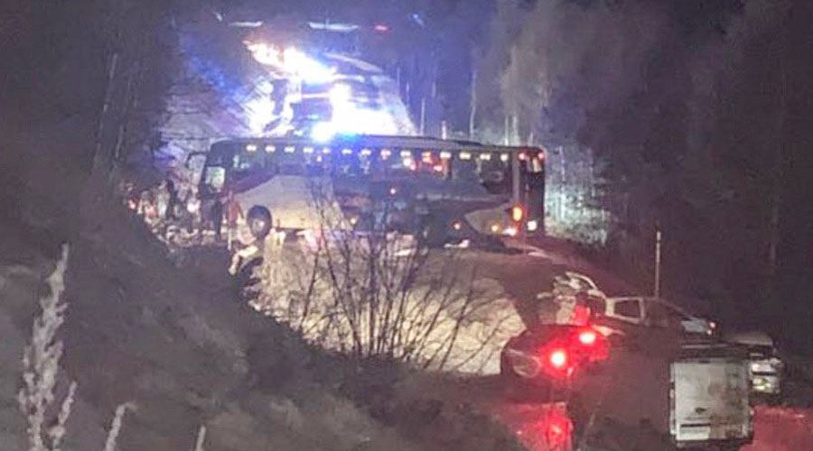 L'autobús travessat a la carretera