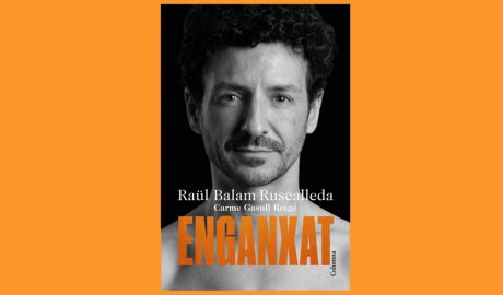 Coberta del llibre "Enganxat", de Raül Balam Ruscalleda