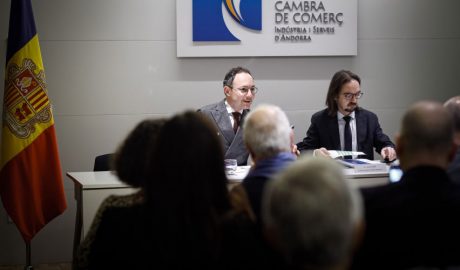 Espot i Riba a la Cambra de Comerç parlant a l'empresariat sobre l'Acord d'Associació