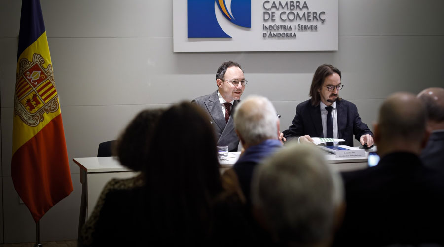 Espot i Riba a la Cambra de Comerç parlant a l'empresariat sobre l'Acord d'Associació