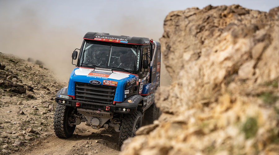El camió d'Albert Llovera, Margot Llobera i Petr Vojkovsky en acció al Dakar