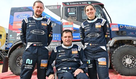 Petr Vojkovsky, Albert Llovera i Margot Llobera davant del camió que han pilotat al Dakar 2023 abans d'abandonar per avaria