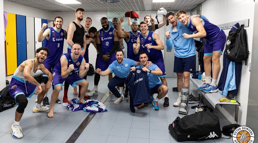 Alegria al vestidor del Palència Baloncesto 