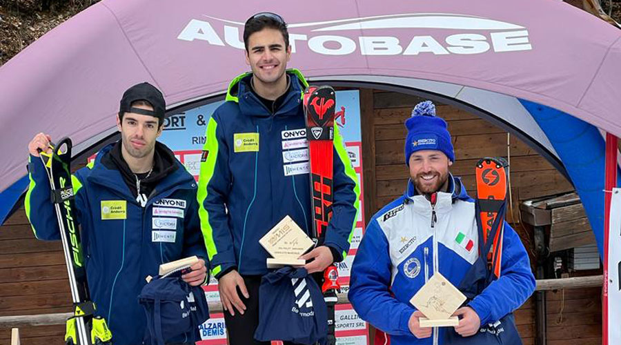 Els esquiadors Àxel Esteve, segon, i Àlex Rius, dalt de tot del podi, primer