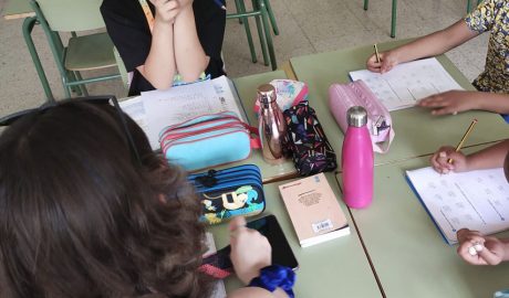 Alumnes participant en un taller de català