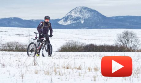 Caigudes baixant en bicicleta una muntanya nevada