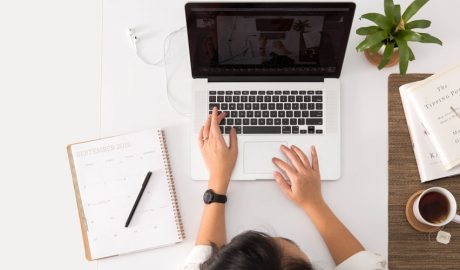 Una dona comprant per Internet