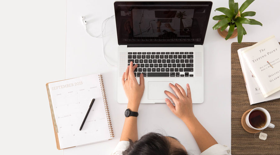 Una dona comprant per Internet