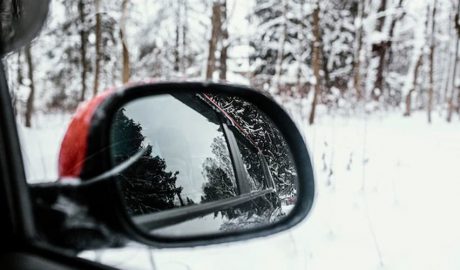 Vehicle transitant per una carretera amb neu