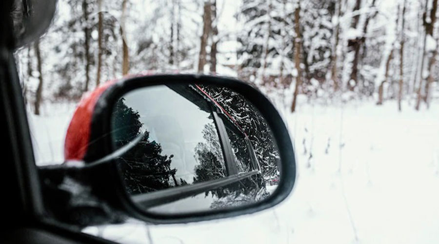 Vehicle transitant per una carretera amb neu