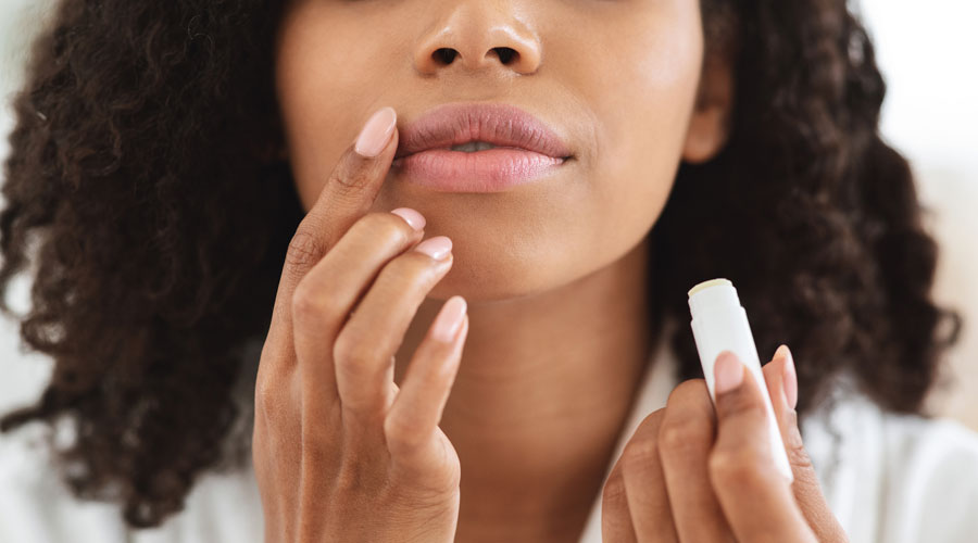 Una dona hidratant-se els llavis