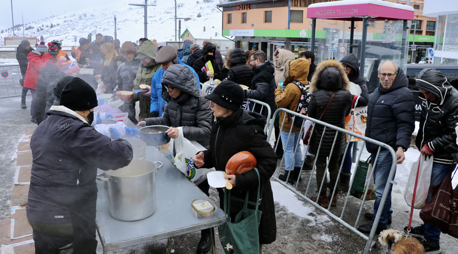Tot i el fred, molta gent ha degustat l'escudella de Sant Antoni, al Pas