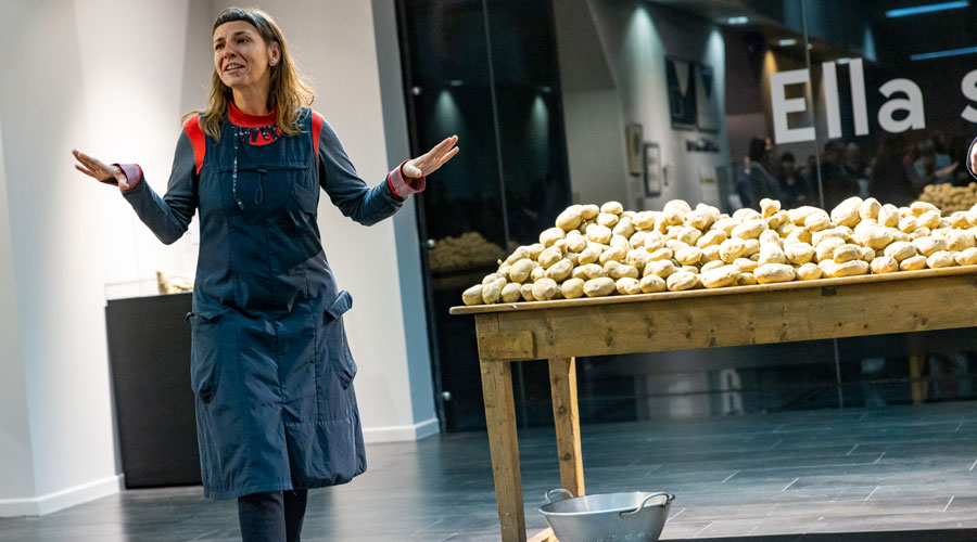 L'artista Eve Ariza amb la seva mostra Affatus