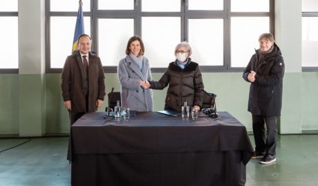 La ministra Vilarrubla i Marta Ribas segellant el contracte per a la cessió de l'antiga fàbrica Reig