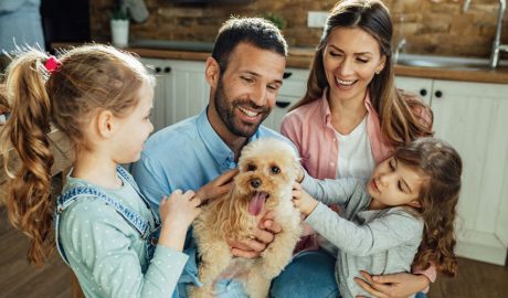 Una família envoltant un gos com un membre més