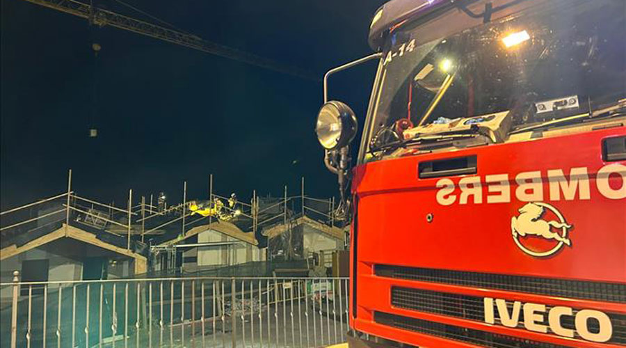 Camió de Bombers davant d'un edifici en construcció 