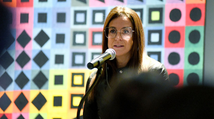 La ministra Riva durant la presentació de la nova temporada d'exposicions a la sala del Govern