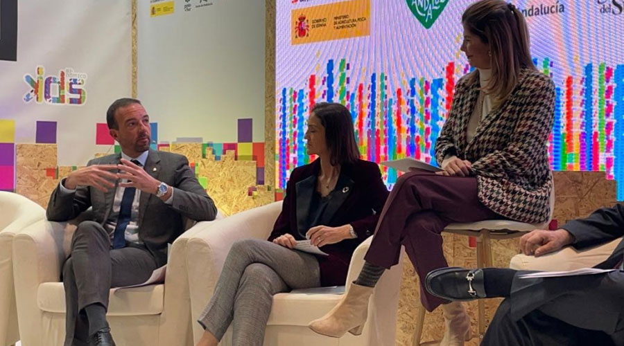 El ministre Torres parlant de la gastronomia andorrana a FITUR