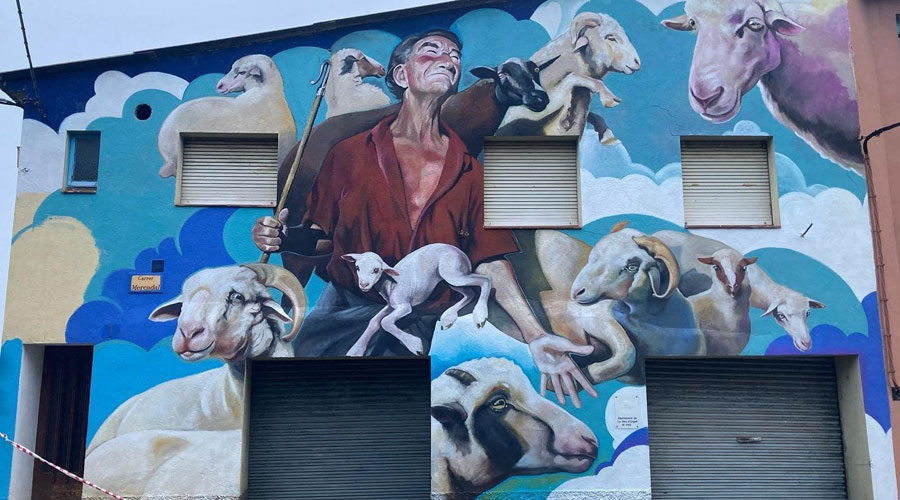 Nou mural d'art urbà de Castellciutat, obra d'Arnau Orobitg, al carrer del Mercadal