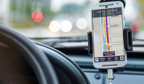 Un cotxe utilitzant un navegador