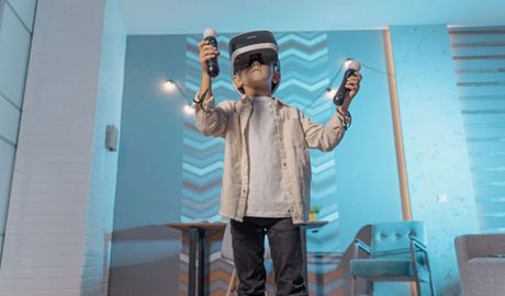 Un nen jugant als videojocs