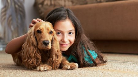 Una nena amb el seu gos