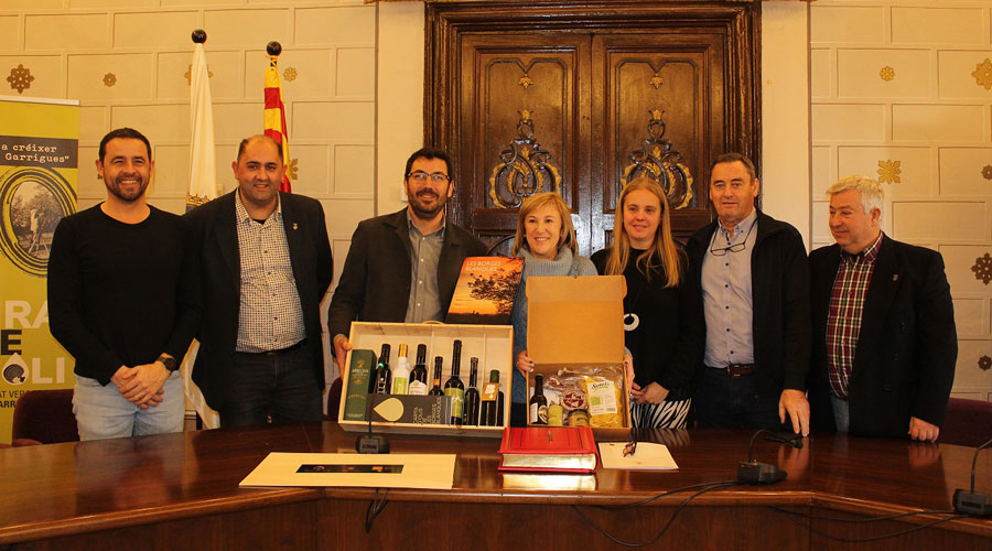 Autoritats de la Seu amb les de les Borges Blanques agermanant formatge i oli