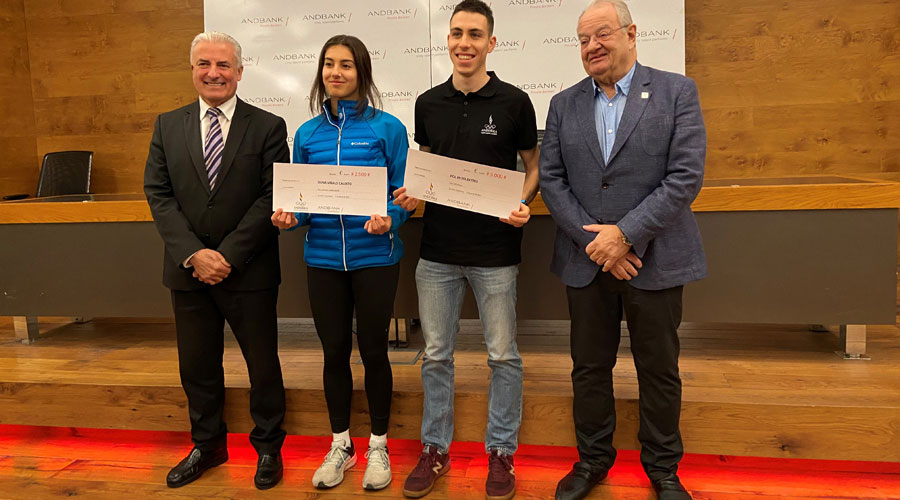 Els atletes Pol Moya i Duna Viñals reben un xec d'Andbank pels seus resultats esportius