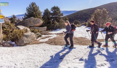 Tres persones amb raquetes de neu