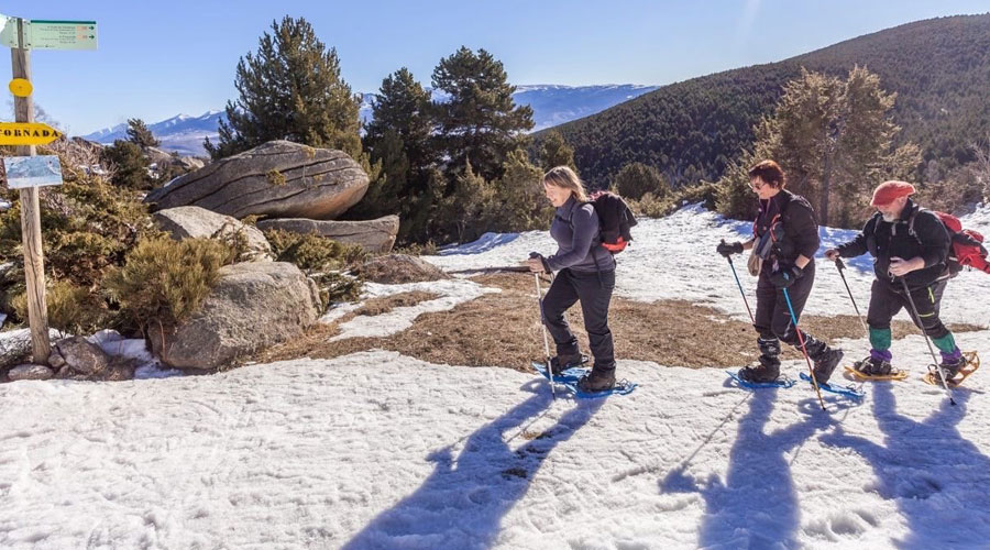 Tres persones amb raquetes de neu