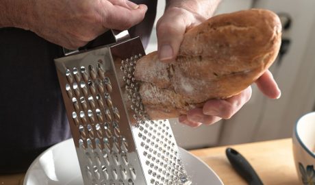 Una persona ratllant pa dur