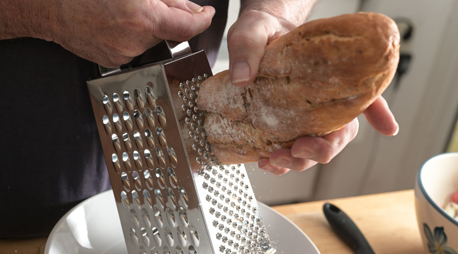 Una persona ratllant pa dur