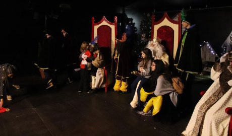 Els Reis Mags a Encamp rebent a la canalla