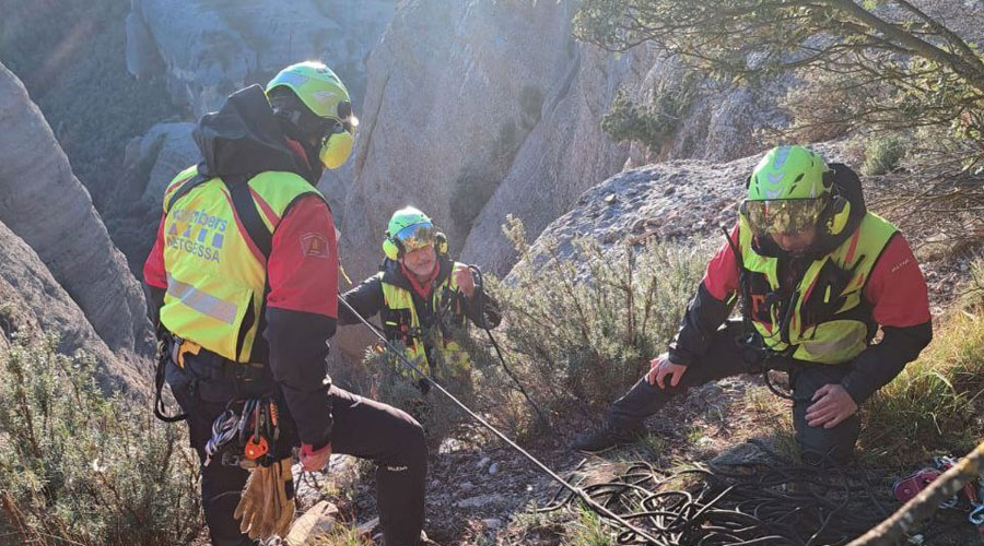 Bombers rescatant un barranquista