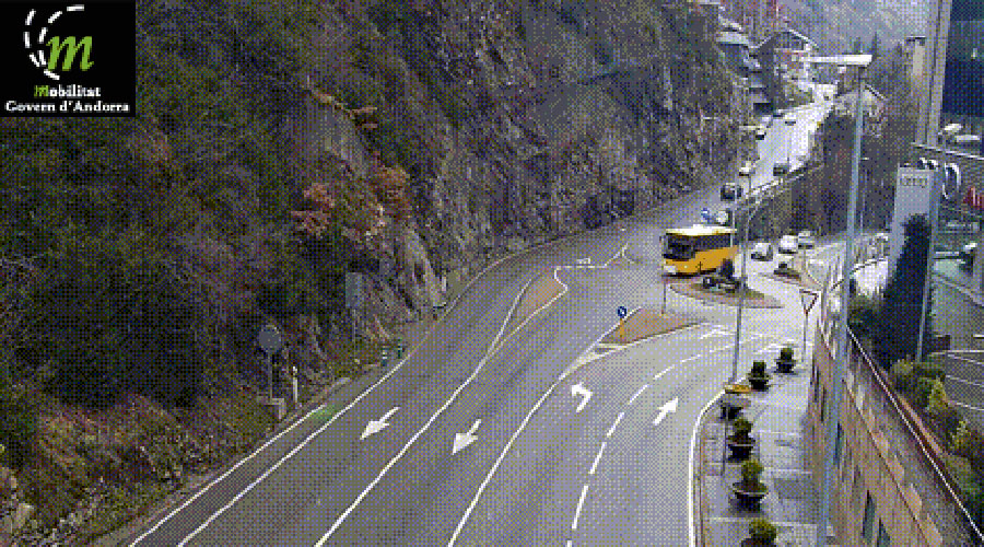 A la rotonda d'Engolasters, a Escaldes començava a nevar al migdia