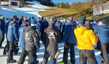 La delegació tècnica andorrana amb els organitzadors de la Copa del Món d'esquí de Hahnenkam-Rennen