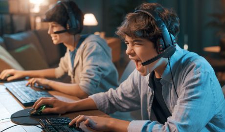 Dos nois jugant a videojocs