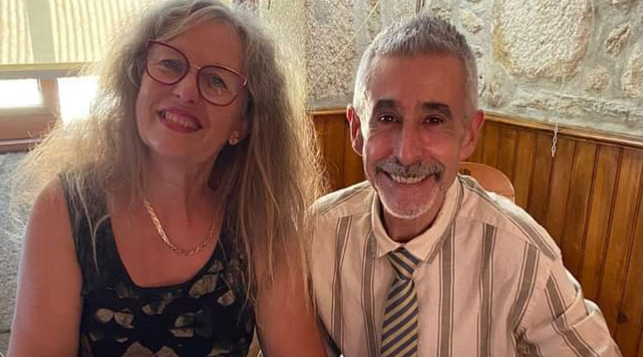 Els escriptors Manoella de Calheiros i Juli Fernández, autors del poemari "Els colors del Vent incert