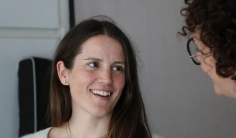 La número 2 d'ACCIÓ, Noëlia Souque parlant amb la número 1, Judith Pallarés