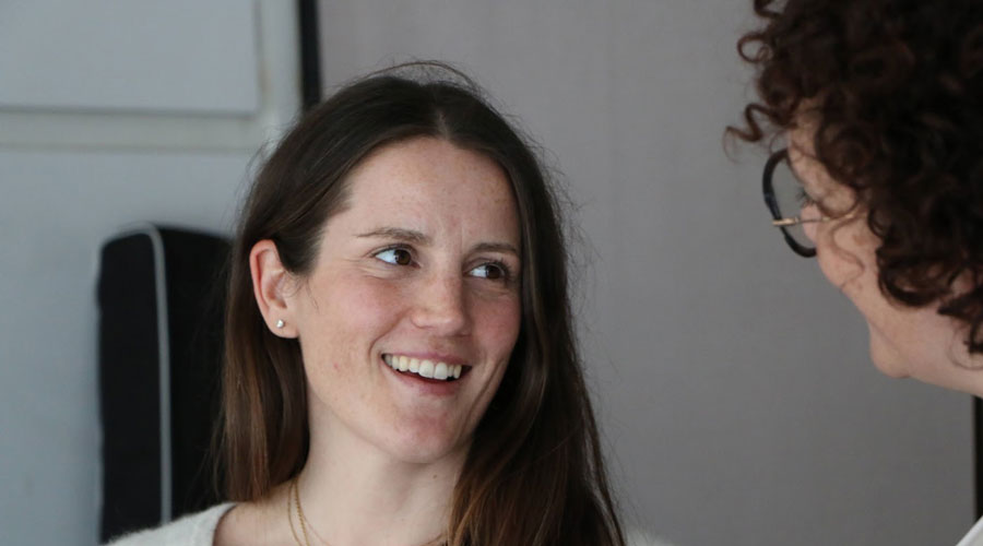 La número 2 d'ACCIÓ, Noëlia Souque parlant amb la número 1, Judith Pallarés (ACCIÓ)