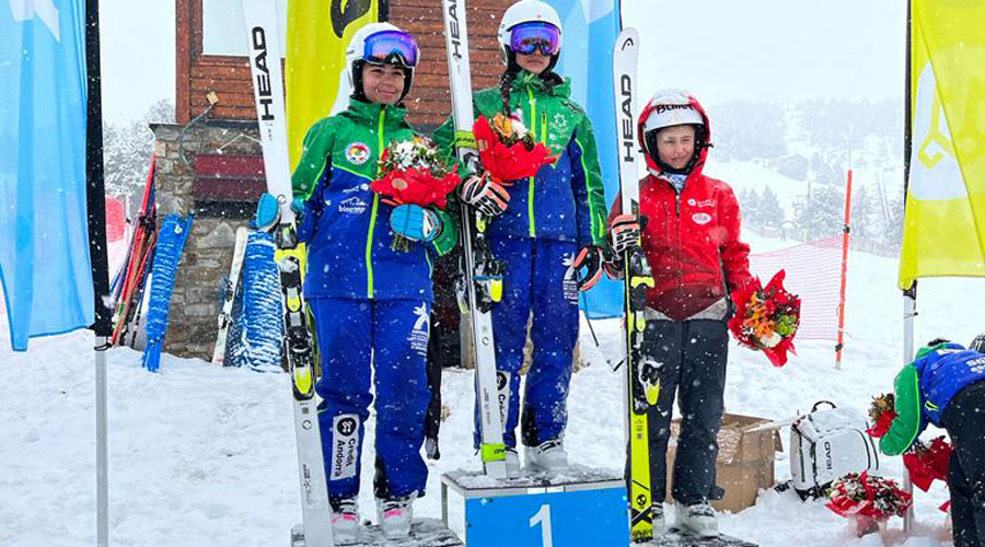 Podi femení U14 dels Nacionals d'Andorra amb Etna Pou (centre), Zoe Carretero (esquerra) i Carlota Comellas (FAE)