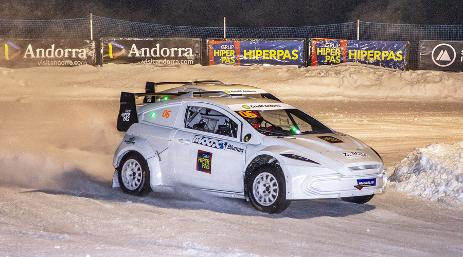 El pilot de l'ACA, Raul Ferré, al volant del seu cotxe