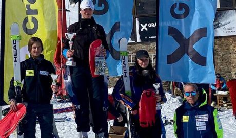 Podi U16 femení amb Isabella Pérez, segona (esquerra), i Mar Gardella, tercera (dreta).