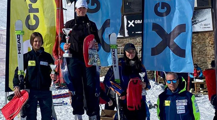 Podi U16 femení amb Isabella Pérez, segona (esquerra), i Mar Gardella, tercera (dreta). Foto: FAE