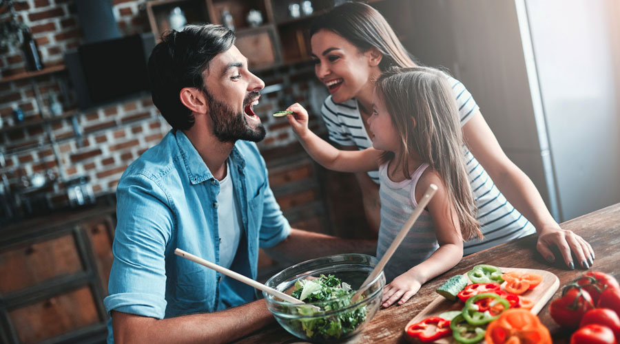 Una família menjant de forma saludable (iStock)