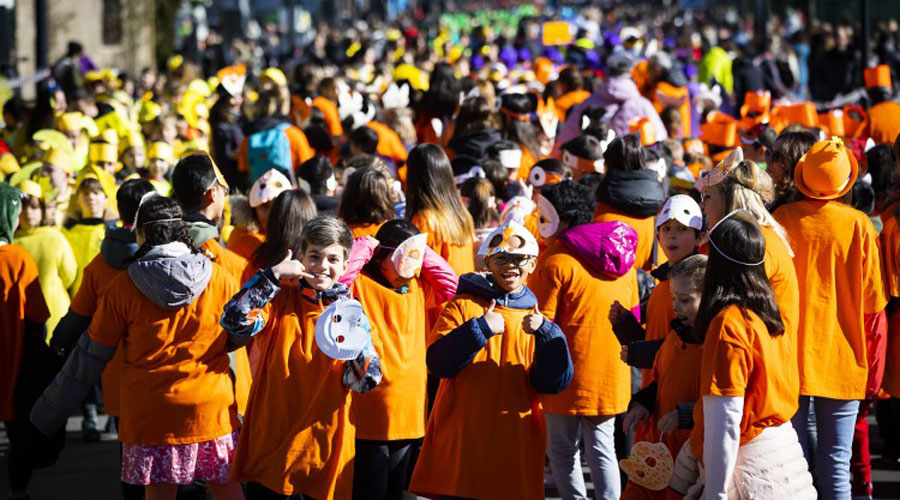 Alumnes de la parròquia d'Andorra la Vella omplint els carrers per carnaval (AndorraCapital)