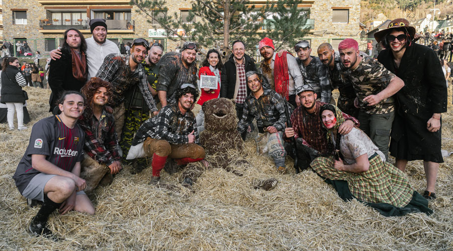 Foto de família dels membres del ball de l'Ossa amb Laura Mas i Xavier Espot al mig (Comú Encamp)